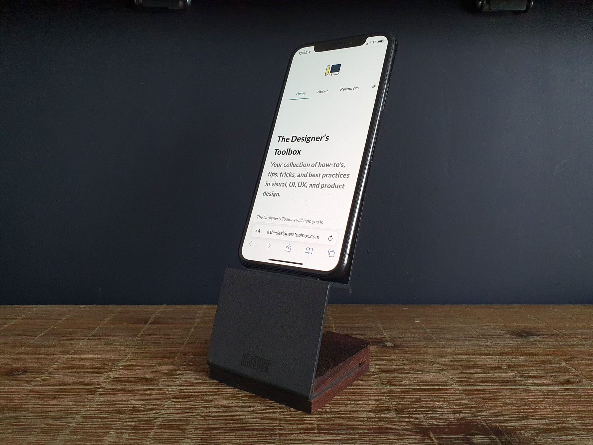 Never Odd or Even's Hands-On Mobile Stand